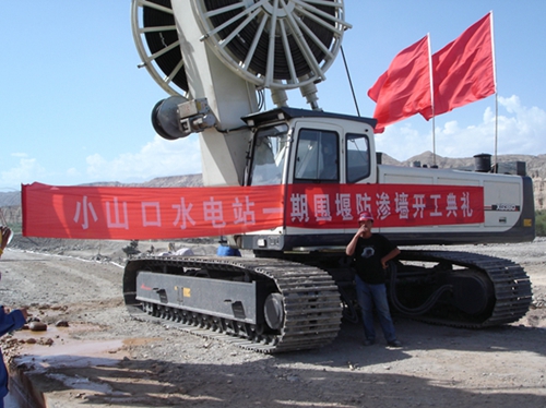 連續牆施工(gong)-新疆庫爾勒開都(dōu)河水電站圍堰工(gong)程